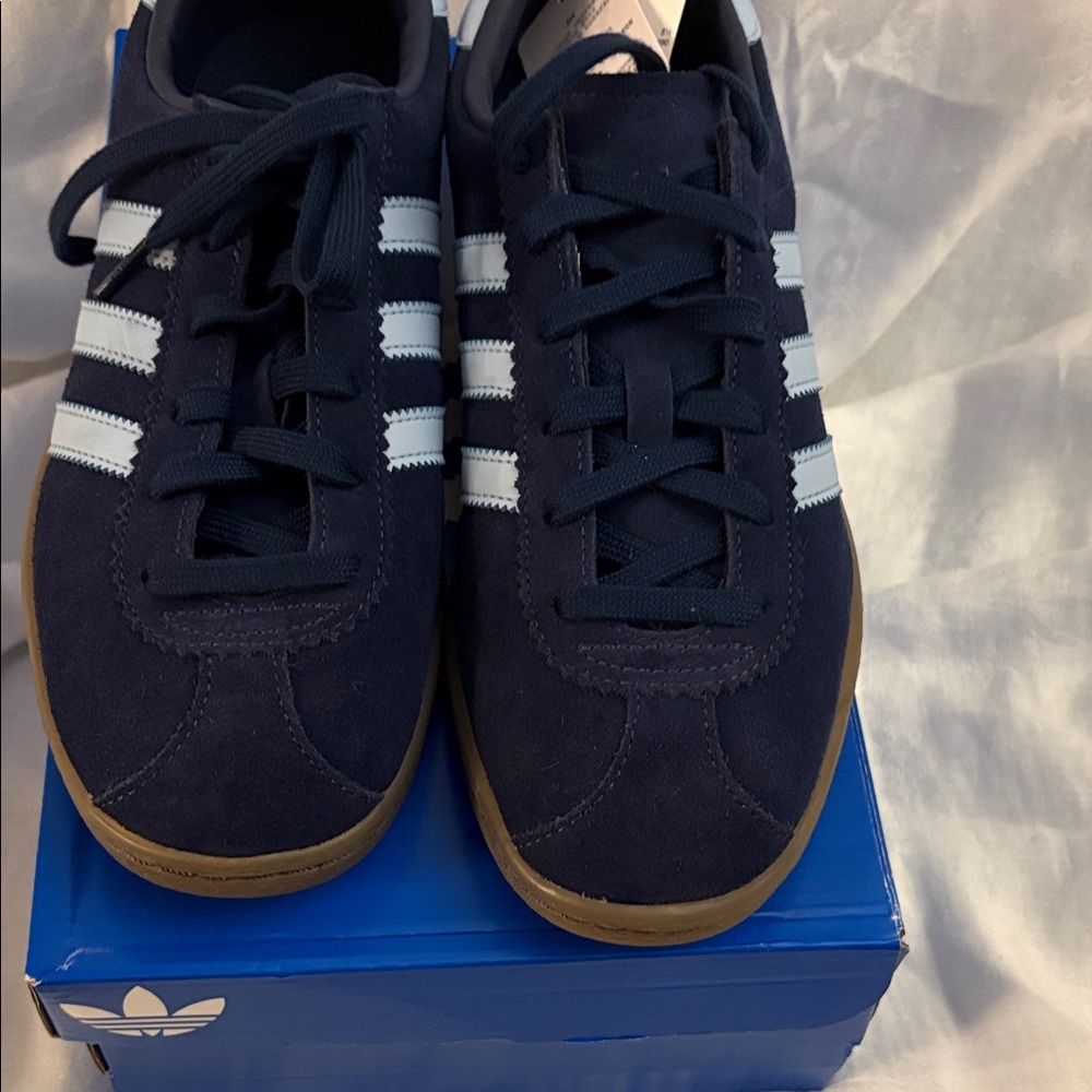 NWT adidas Navy Suede Sneakers with light blue Stripes. Size 9 Men’s.